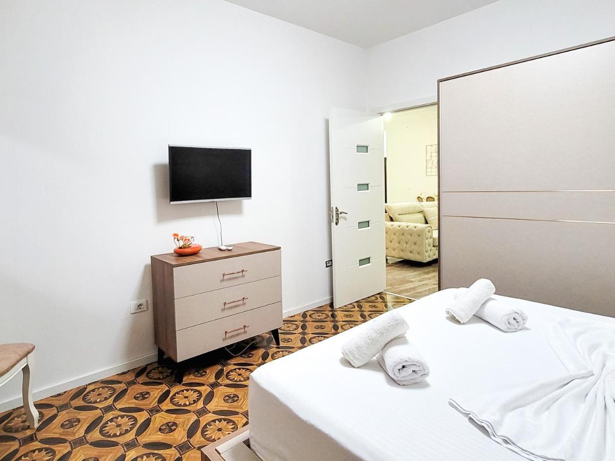 One-Bedroom Gem By The Square Tirana Exterior photo