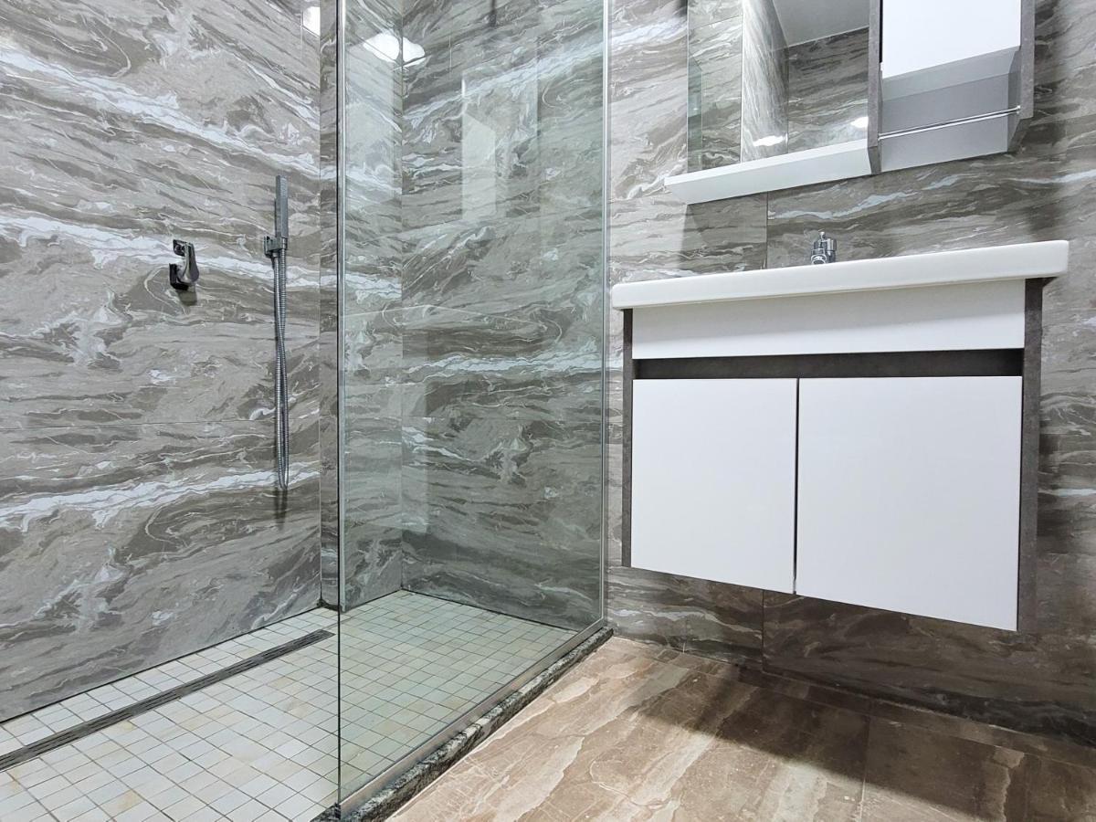 One-Bedroom Gem By The Square Tirana Exterior photo
